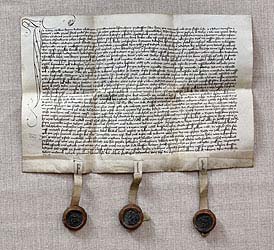 1472, listopad, 13., Český Krumlov. Matěj z Holkova prodává svůj poplužní dvůr ve Štěkři a celou ves rožmberskému písaři Mikuláši z Pelhřimova za 320 hřiven pražských grošů. Orig., perg., česky, přivěšeny 3 pečeti, Zdroj: SOkA ČK, AM ČK, K-1, Purkmistrovský úřad, k.č. 12, i.č. 98, Foto: Lubor Mrázek 1472, listopad, 13., Český Krumlov. Matěj z Holkova prodává svůj poplužní dvůr ve Štěkři a celou ves rožmberskému písaři ...