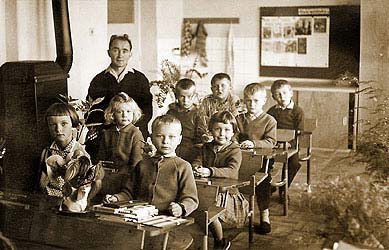 1964, společná fotografie dětí a ředitele školy Antonína Daňka ze slavnostního zahájení provozu v nové budově, Zdroj: archiv ZŠ a MŠ v Dolním Třeboníně 1964, společná fotografie dětí a ředitele školy Antonína Daňka ze slavnostního zahájení provozu v nové budově, Zdroj: archiv ZŠ a ...