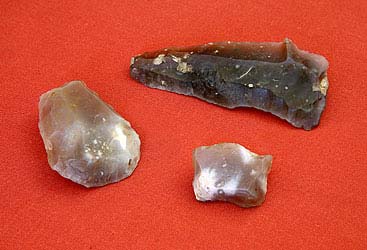 Paleolitické (mezolitické) památky z okolí Třebonína - štípané pazourky: čepel, hrot a škrabadlo, Foto: Lubor Mrázek Paleolitické (mezolitické) památky z okolí Třebonína - štípané pazourky: čepel, hrot a škrabadlo, Foto: Lubor Mrázek
