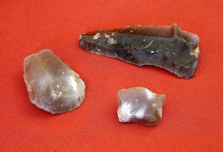 Paleolitické (mezolitické) památky z okolí Třebonína - štípané pazourky: čepel, hrot a škrabadlo
