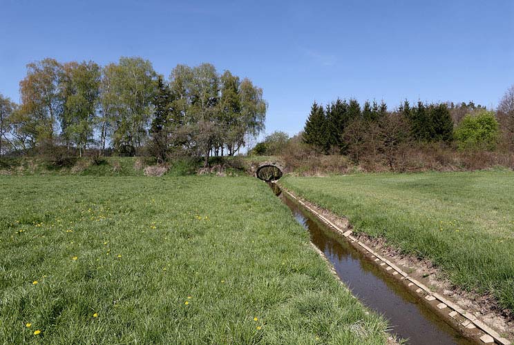 Pohled na hráz bývalého rybníka Počátek
