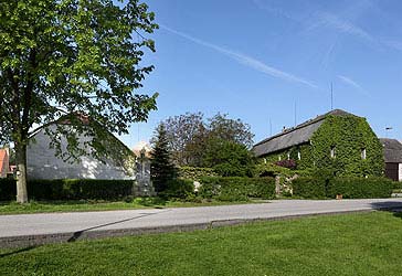 Náves v Dolním Třeboníně, pohled směrem k parčíku, Foto: Lubor Mrázek Náves v Dolním Třeboníně, pohled směrem k parčíku, Foto: Lubor Mrázek