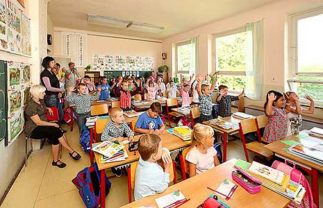 Zahájení školního roku 2011/2012 v Základní škole Dolní Třebonín, 1. a 2. ročník, foto: Lubor Mrázek