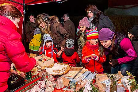 Zpívání u vánočního stromu 19.12.2014, foto: Lubor Mrázek