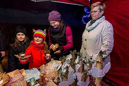 Zpívání u vánočního stromu 19.12.2014, foto: Lubor Mrázek