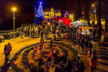 Zpívání u vánočního stromu 19.12.2014, foto: Lubor Mrázek