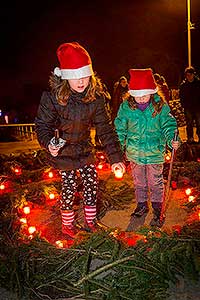 Zpívání u vánočního stromu 19.12.2014, foto: Lubor Mrázek