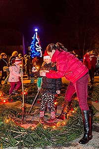 Zpívání u vánočního stromu 19.12.2014, foto: Lubor Mrázek