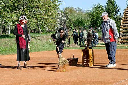 Pálení čarodějnic v obci Dolní Třebonín, 30.4.2007, foto: Lubor Mrázek