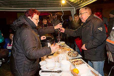 Zpívání u vánočního stromu 18.12.2015, foto: Lubor Mrázek