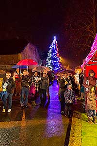 Zpívání u vánočního stromu 18.12.2015, foto: Lubor Mrázek