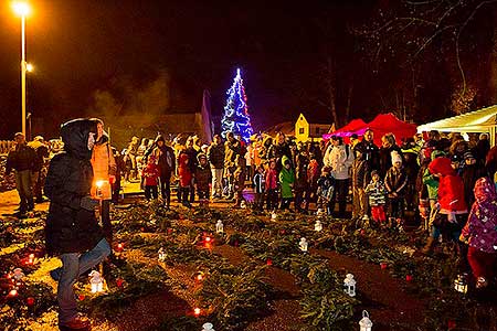 Zpívání u vánočního stromu 18.12.2015, foto: Lubor Mrázek