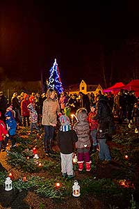 Zpívání u vánočního stromu 18.12.2015, foto: Lubor Mrázek