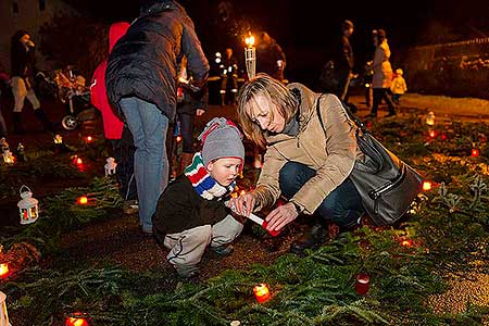 Zpívání u vánočního stromu 18.12.2015, foto: Lubor Mrázek