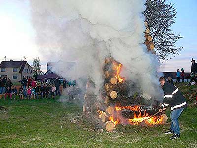 Pálení čarodějnic, Dolní Třebonín 30.4.2016, foto: Jan Švec