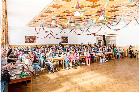 Besidka ke Dni matek 2016, Velešín 6.5.2016, foto: Lubor Mrázek