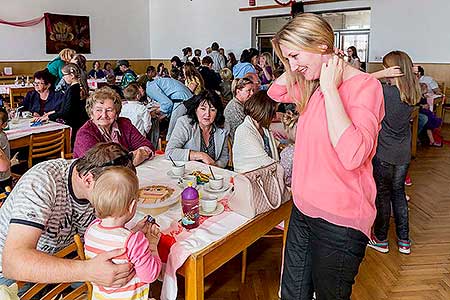 Besidka ke Dni matek 2016, Velešín 6.5.2016, foto: Lubor Mrázek