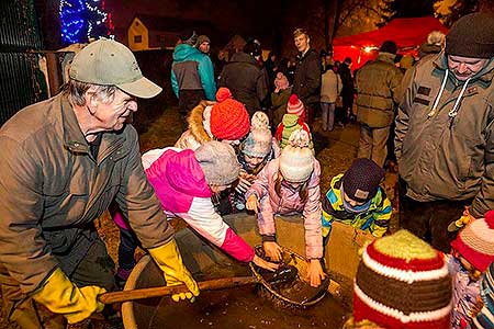 Zpívání u vánočního stromu 17.12.2016, foto: Lubor Mrázek