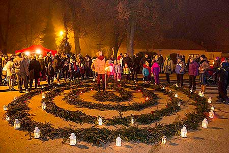 Zpívání u vánočního stromu 17.12.2016, foto: Lubor Mrázek