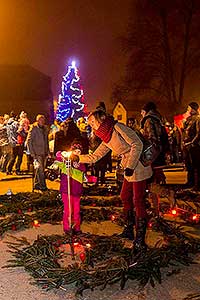 Zpívání u vánočního stromu 17.12.2016, foto: Lubor Mrázek