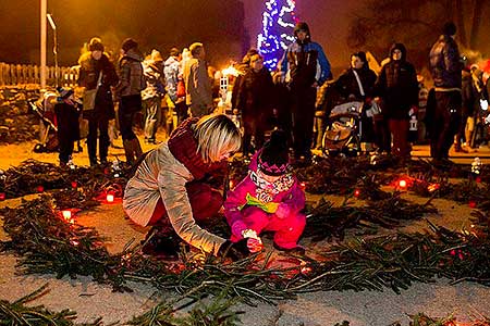 Zpívání u vánočního stromu 17.12.2016, foto: Lubor Mrázek