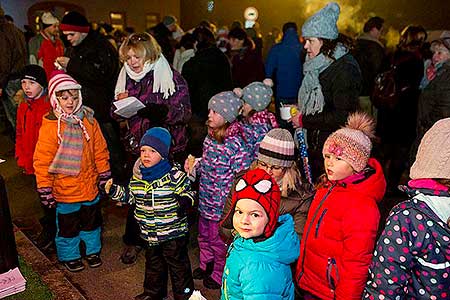 Zpívání u vánočního stromu 17.12.2016, foto: Lubor Mrázek