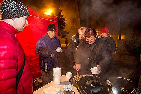 Zpívání u vánočního stromu 17.12.2016, foto: Lubor Mrázek