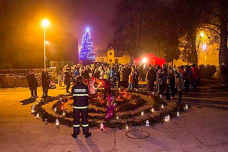 Zpívání u vánočního stromu 17.12.2016, foto: Lubor Mrázek