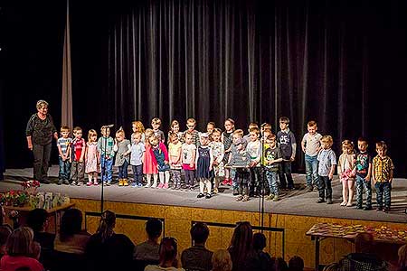 Besídka ZŠ a MŠ Dolní Třebonín ke Dni matek, Kino Velešín 10.5.2017, foto: Lubor Mrázek