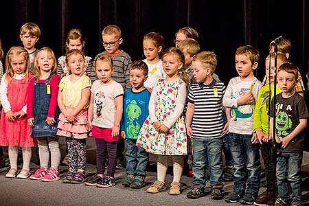 Besídka ZŠ a MŠ Dolní Třebonín ke Dni matek, Kino Velešín 10.5.2017, foto: Lubor Mrázek