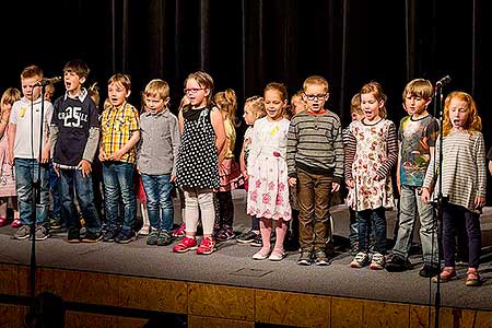 Besídka ZŠ a MŠ Dolní Třebonín ke Dni matek, Kino Velešín 10.5.2017, foto: Lubor Mrázek