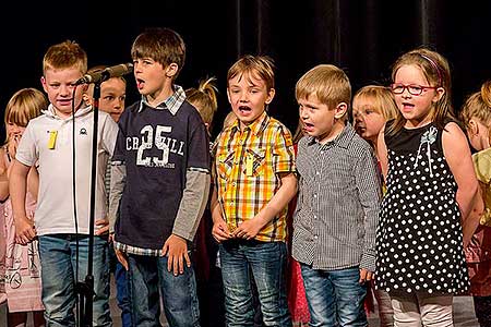 Besídka ZŠ a MŠ Dolní Třebonín ke Dni matek, Kino Velešín 10.5.2017, foto: Lubor Mrázek