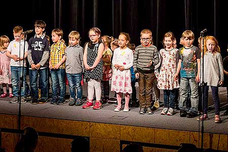 Besídka ZŠ a MŠ Dolní Třebonín ke Dni matek, Kino Velešín 10.5.2017, foto: Lubor Mrázek