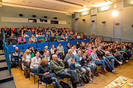 Besídka ZŠ a MŠ Dolní Třebonín ke Dni matek, Kino Velešín 10.5.2017, foto: Lubor Mrázek