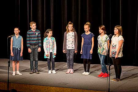 Besídka ZŠ a MŠ Dolní Třebonín ke Dni matek, Kino Velešín 10.5.2017, foto: Lubor Mrázek