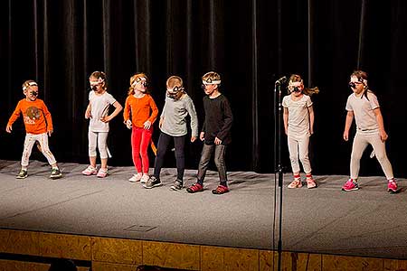 Besídka ZŠ a MŠ Dolní Třebonín ke Dni matek, Kino Velešín 10.5.2017, foto: Lubor Mrázek