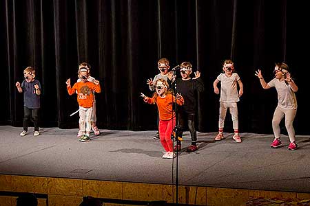 Besídka ZŠ a MŠ Dolní Třebonín ke Dni matek, Kino Velešín 10.5.2017, foto: Lubor Mrázek