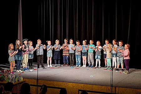 Besídka ZŠ a MŠ Dolní Třebonín ke Dni matek, Kino Velešín 10.5.2017, foto: Lubor Mrázek