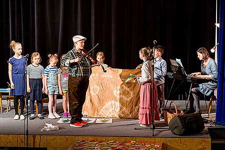 Besídka ZŠ a MŠ Dolní Třebonín ke Dni matek, Kino Velešín 10.5.2017, foto: Lubor Mrázek