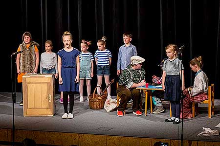 Besídka ZŠ a MŠ Dolní Třebonín ke Dni matek, Kino Velešín 10.5.2017, foto: Lubor Mrázek