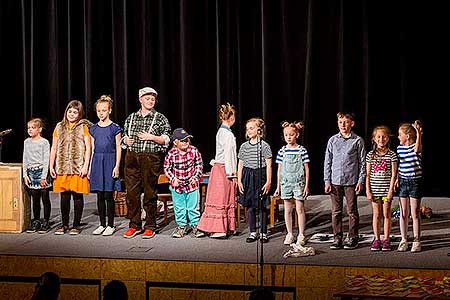 Besídka ZŠ a MŠ Dolní Třebonín ke Dni matek, Kino Velešín 10.5.2017, foto: Lubor Mrázek