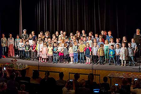 Besídka ZŠ a MŠ Dolní Třebonín ke Dni matek, Kino Velešín 10.5.2017, foto: Lubor Mrázek