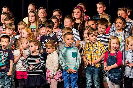 Besídka ZŠ a MŠ Dolní Třebonín ke Dni matek, Kino Velešín 10.5.2017, foto: Lubor Mrázek