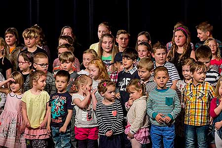 Besídka ZŠ a MŠ Dolní Třebonín ke Dni matek, Kino Velešín 10.5.2017, foto: Lubor Mrázek