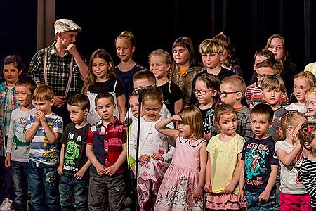 Besídka ZŠ a MŠ Dolní Třebonín ke Dni matek, Kino Velešín 10.5.2017, foto: Lubor Mrázek