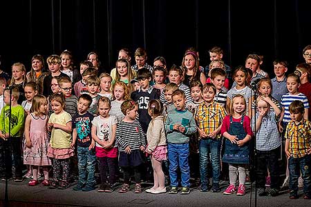 Besídka ZŠ a MŠ Dolní Třebonín ke Dni matek, Kino Velešín 10.5.2017, foto: Lubor Mrázek