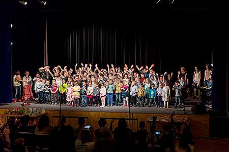 Besídka ZŠ a MŠ Dolní Třebonín ke Dni matek, Kino Velešín 10.5.2017, foto: Lubor Mrázek