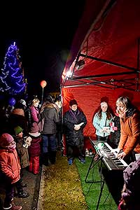 Zpívání u vánočního stromu 16.12.2017, foto: Jan Švec