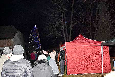 Zpívání u vánočního stromu 16.12.2017, foto: Jan Švec