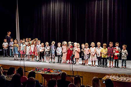 Besídka ZŠ a MŠ Dolní Třebonín ke Dni matek, Kino Velešín 11.5.2018, foto: Lubor Mrázek